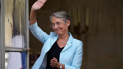  الرئيس الفرنسي يرفض استقالة رئيسة الوزراء 