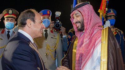 شاهد.. كيف استقبل السيسي الأمير محمد بن سلمان في مطار القاهرة؟