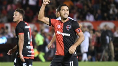 فوز نيولز بويز على أرجنتينوس وصعوده لصدارة الدوري الأرجنتيني