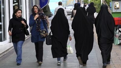 بسبب الحجاب.. السلطات الإيرانية تعتقل مراهقات خلال تجمع رياضي