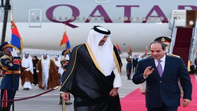 الرئيس السيسي يستقبل أمير قطر في مطار القاهرة