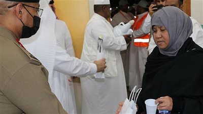 كم عدد الفوج الأول الذي وصل مكة اليوم لأداء مناسك الحج؟ (صور)