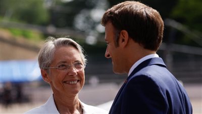 فرنسا.. ماكرون يُكلف إليزابيت بورن تشكيل حكومة بحلول الشهر المقبل