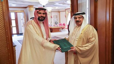 سفير السعودية بالمنامة يسلم ملك البحرين رسالة خطية من خادم الحرمين