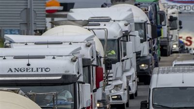 للمطالبة برفع الأجور.. سائقي الشاحنات في فرنسا يدعون إلى الإضراب
