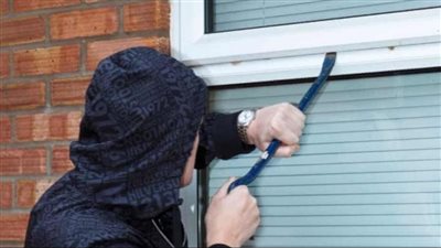 شاهد.. لص يقوم بعمل ثقب في سقف المركبة لسرقة الأشياء الثمينة