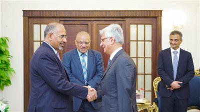 نائب رئيس المجلس الرئاسي اليمني يشدد على أهمية وجود تمثيل للبنك الدولي في عدن