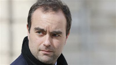 وزير الدفاع الفرنسي يعلن أن بلاده تعتزم تزويد أوكرانيا بعدد ملموس من العربات المدرعة