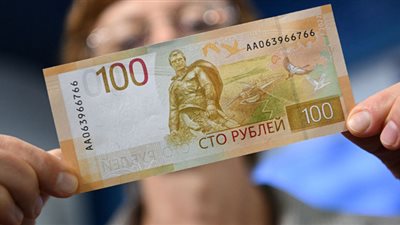 أجهزة الصراف الآلي الروسية ترفض فاتورة جديدة بقيمة 100 روبل 