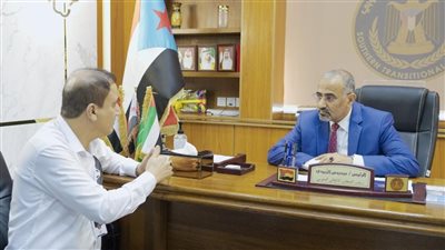 نائب رئيس المجلس الرئاسي باليمن يشدد على أهمية توفير البيئة الجاذبة للاستثمارات في قطاع النفط والمعادن