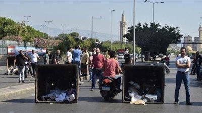 تنديدًا بالأوضاع المعيشية.. متظاهرون يقطعون طرقًا في بيروت