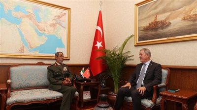 وزير الدفاع التركي يبحث مع رئيس الأركان الإماراتي التعاون العسكري بين البلدين