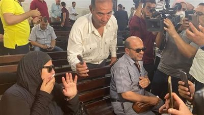 وسط أجواء حزينة.. وصول أسرة الطالبة المصرية نيرة أشرف لحضور جلسة الحكم 