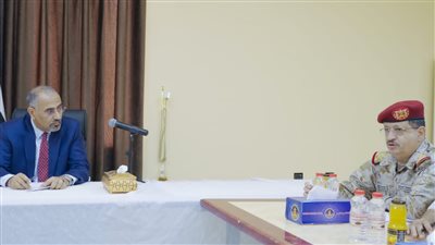 نائب رئيس المجلس الرئاسي اليمني يشدد على رفع مستوى التنسيق العملياتي بين مختلف الألوية العسكرية