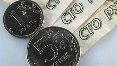 قيمة عملة الروبل تشهد تراجعا.. وخبير يوضح
