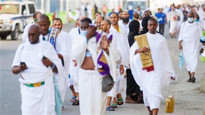  لقضاء يوم التروية... الحجاج يتوافدون إلى مشعر منى