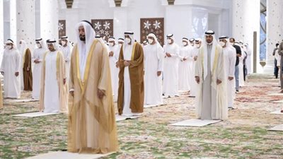 رئيس الإمارات يؤدي صلاة عيد الأضحى في جامع الشيخ زايد