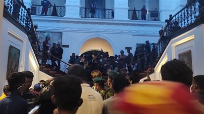 المشاهد الأولى من اقتحام متظاهرون مقر إقامة الرئيس السريلانكي
