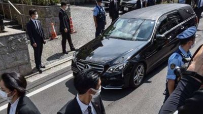 وصول جنازة رئيس الوزراء الياباني السابق إلى طوكيو