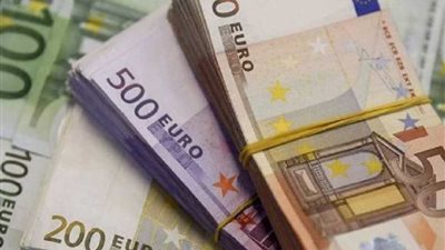 اليورو ينخفض إلى ما دون الدولار في سابقة لم تحدث منذ عام 2002 