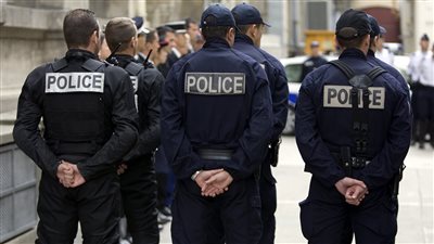 فرنسا.. 7 إصابات في حادث تحطم حافلة لاصطدامها بمحل تجاري في باريس