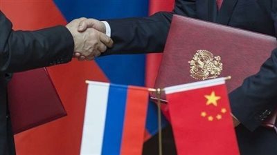 خلال محادثات.. الولايات المتحدة تناقش مع الصين مسألة أسعار النفط الروسي