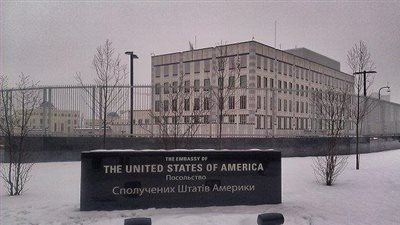 السفارة الأمريكية تحث مواطنيها على مغادرة أوكرانيا