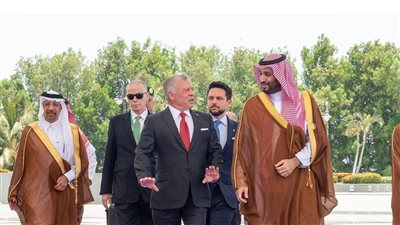 عاجل.. ولي العهد السعودي يستقبل ملك الأردن لدى وصوله مطار الملك عبدالعزيز الدولي 