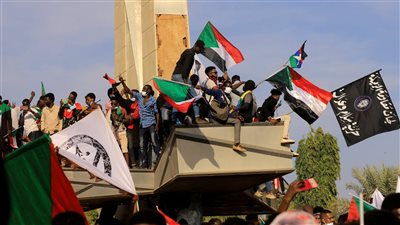 عاجل.. المتظاهرون يصلون إلى مقدمة شارع القصر في الخرطوم بالسودان