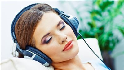 كيف تغيير الموسيقى مسارات الدماغ لا سيما عند كبار السن؟