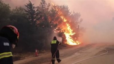 السلطات اليونانية تأمر بإخلاء قريتين بالقرب من أثينا بسبب الحرائق الهائلة