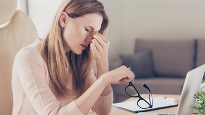 أخصائية توضح الأمور التي تقف وراء الصداع المستمر