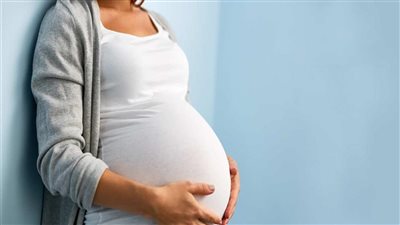 هل يؤثر عمر الزوج على فرص الإنجاب لدى الزوجة؟