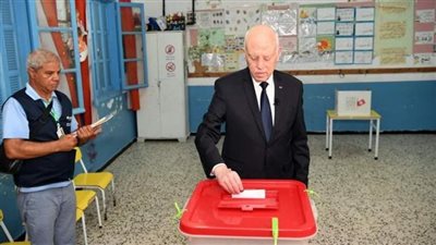 شاهد.. الرئيس التونسي أثناء الإدلاء بصوته على استفتاء الدستور