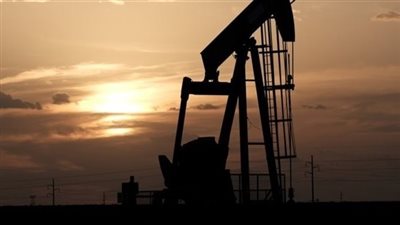 ارتفاع أسعار النفط دولارين بدعم من مخاوف بشأن المعروض وتراجع الدولار