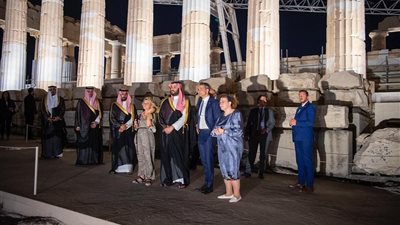 ولي العهد السعودي يزور منطقة الأكروبوليس الأثرية في أثينا