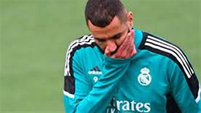 النجم الفرنسي كريم بنزيما يتلقى ضربة قوية خلال التدريبات 