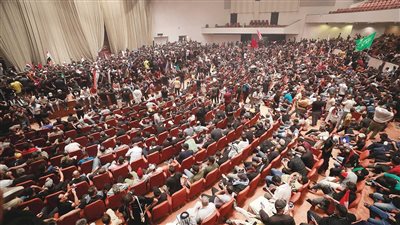 العراق.. الصدر يدعو المعتصمين من أنصاره إلى إخلاء البرلمان العراقي