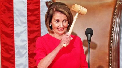 بالفيديو.. وصول طيارة نانسي بيلوسي إلى تايوان رغم تحذيرات الصين