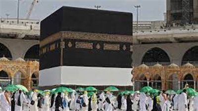  وسائل إعلام تتداول مقطع فيديو مؤثر لرد فعل المعتمرين على إزالة الحواجز الوقائية حول الكعبة