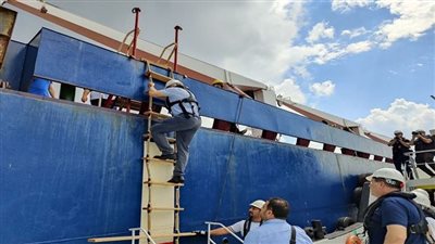 شاهد.. تفتيش أول سفينة تحمل حبوبا أوكرانية طبقا لرغبة روسيا