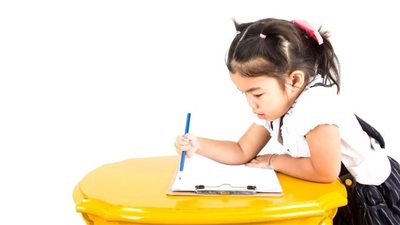  أخصائية علم النفس تكشف عن العمر الأمثل لبداية إعداد الطفل للمدرسة