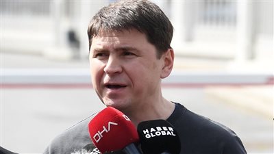 ما وراء الانتقادات التي انهالت على مستشار الرئيس الأوكراني؟