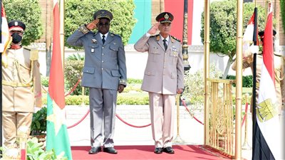 وزير الدفاع المصري يلتقي نظيره من بوركينا فاسو 