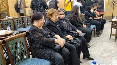 نجوم الفن يجتمعون في عزاء رجاء حسين