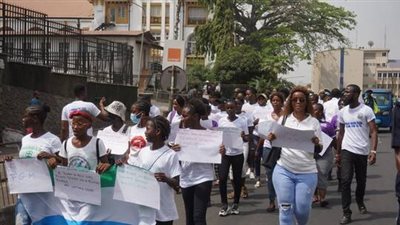 بسبب غلاء المعيشة.. مقتل شرطيين خلال تظاهرات في سيراليون