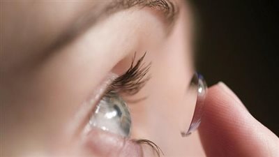 خبيرة: العدسات الملونة يمكن أن تمنع وصول الكمية اللازمة من الأكسجين إلى العين