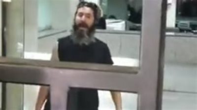 مسلح يحتجز رهائن في مصرف لبناني ويطالب بأمواله