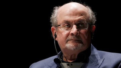 سلمان رشدي يخضع لجراحة جراء تعرضه لحادث طعن بنيويورك