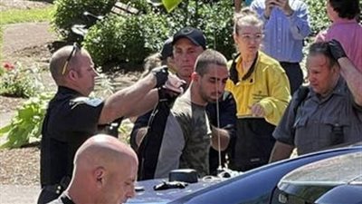 شرطة نيويورك تعتقل منفذ عملية طعن الكاتب سلمان رشدي